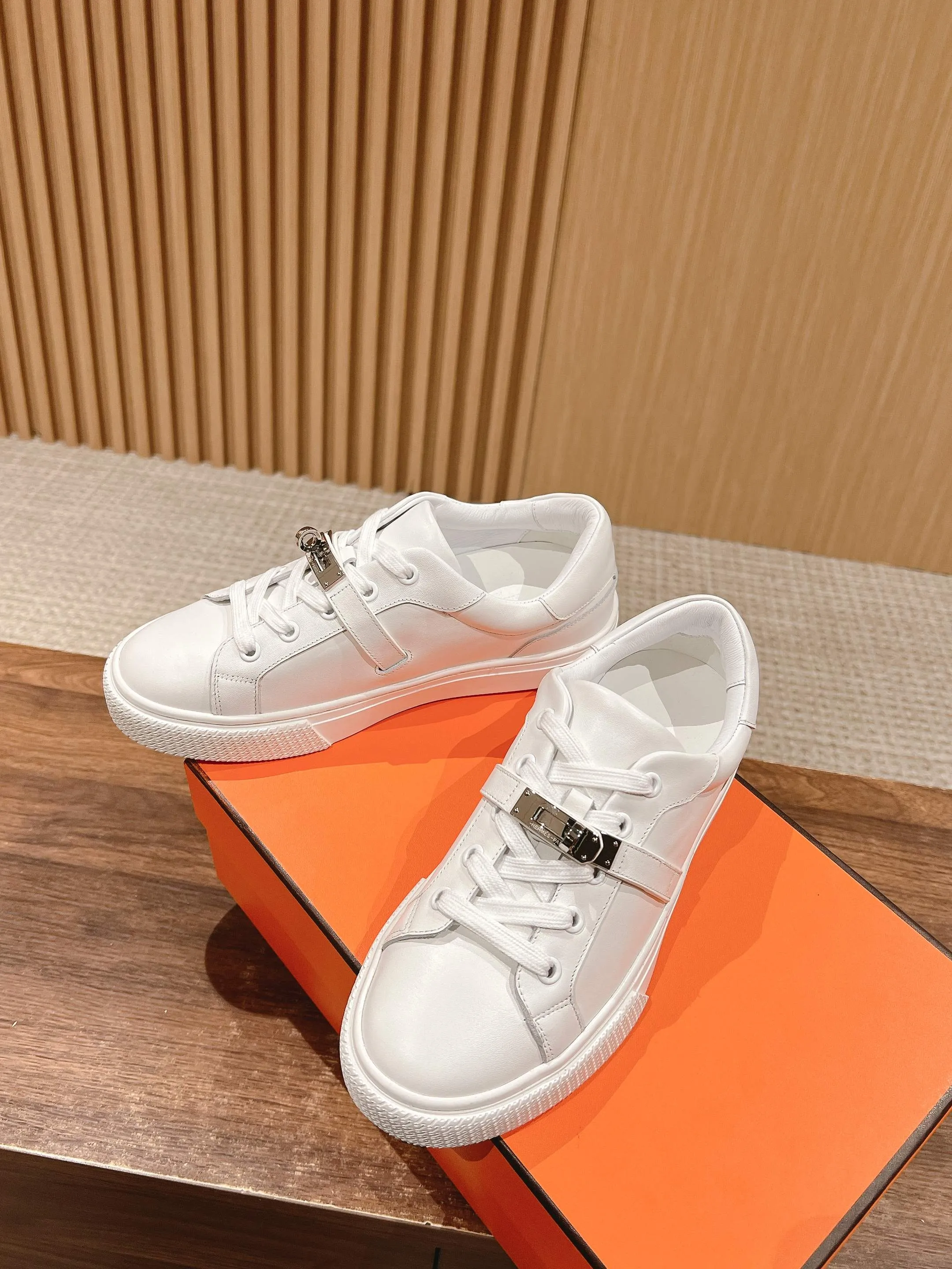 👟👟Ex-factory price 480👟👟 𝐇𝐄𝐑𝐌𝐄𝐒 Hermès classic couple style #𝐊𝐞𝐥𝐥𝐲 buckle casual white skateboard shoes. They will not conflict with shoes at all. Full of unknowns, Hermès rarely produces flat casual shoes and they are paired with classic palladium-plated Kelly shoe buckles! People will fall in love with it at first glance. It is very versatile ~ you can wear it with skirts and pants at will. 🉑️Close your eyes and look super noble. ❥ MATERIAL Specific cowhide/canvas material, sheepskin lining, original molded TPU outsole Size: 35-44